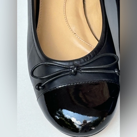 Talbots Black Leather Ballet Flats, Patent Leather Fronts and Bows. Size 8 1/2 - Picture 3 of 12